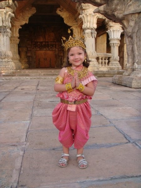 Тайланд,о.Пхукет, дочка Машенька в костюме"маленькой тайки" cleo