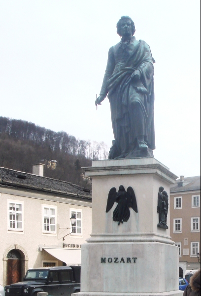 Внушительный памятник Моцарту располагается в центре Зальцбурга, на площади Моцарта. Его автором был скульптор Людвиг фон Шванталер. Памятник был поставлен на площади в 1842 г. Demon78
