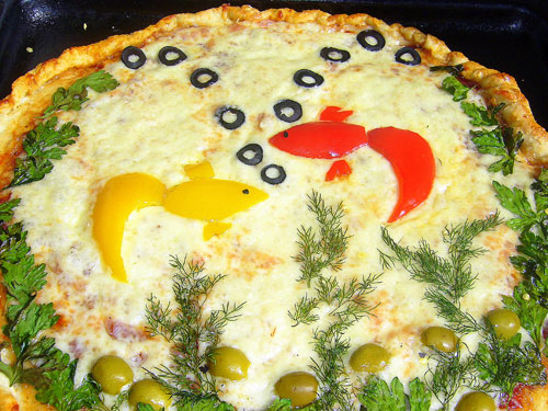 Пицца «Аквариум». Готовим тесто из сухих дрожжей  «саф-момент, согласно описанию, пока тесто доходит в теплом месте, готовим начинку: режем маслины, оливки, зелень, сладкий перец  в виде рыбок, натираем сыр.  Раскатываем тесто и выкладываем его на смазанный противень, на тесто мажем томатную пасту, поверх выкладываем копченую колбасу и обильно посыпаем тертым сыром. На сыр выкладываем  зелень в виде водорослей в аквариуме, оливки(камни) рыбки и резанные маслины. Поставить пиццу в разогретую до 200 градусов  духовку, выпекать минут 15-20. Приятного аппетита!

 Milen2007