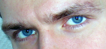 Голубые глаза мужские вблизи