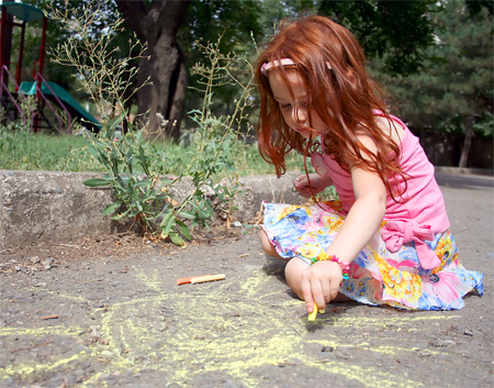 девочка рисует мелом на асфальте  Al-Олеся