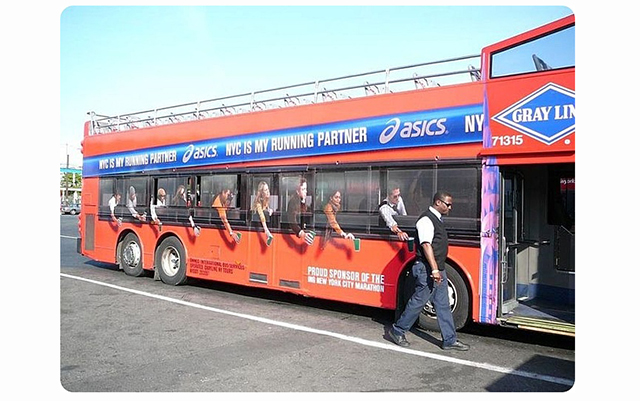 Автобус спортсмены. Реклама на транспорте. Креативная реклама на автобусах. Брендирование автобуса. Креативная реклама на транспорте.
