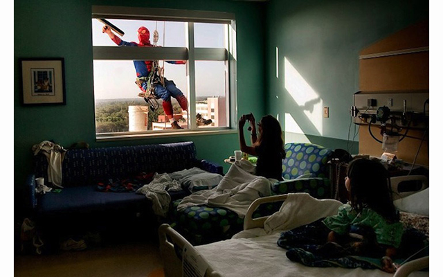  Супергерои моют окна детской больницы