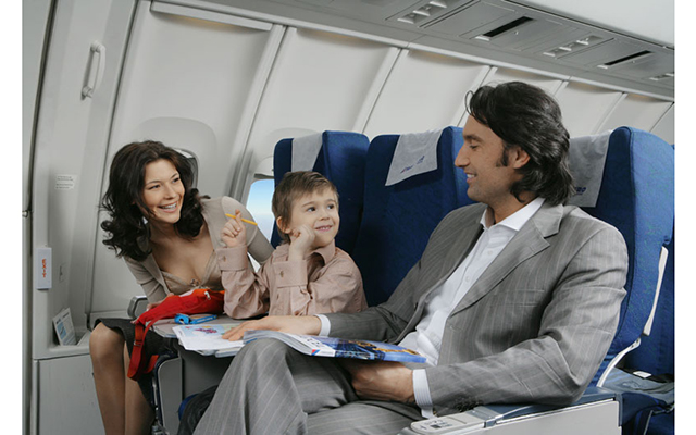 Дети сажают самолет. Семья в самолете. Путешествие на самолете. Путешествие с семьей на самолете. Путешествие на самолете для детей.