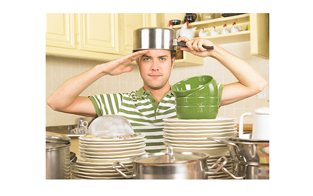 Мужчины, моющие посуду, сексуально пассивны