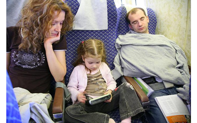 Родители и дети будут сидеть в самолете рядом