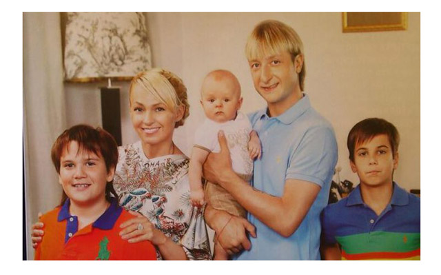 Яна Рудковская опубликовала фото всей своей семьи