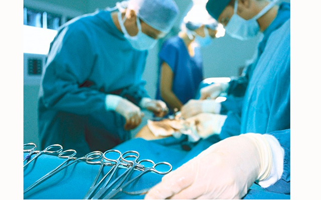 Британского хирурга уволили за автограф на печени пациента