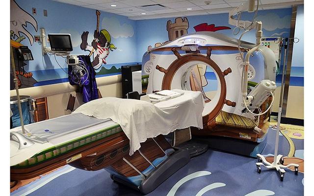 В Нью-Йорке детскую больницу превратили в пиратскую шхуну