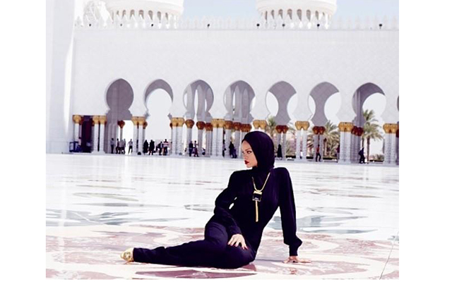 Певицу Рианну выгнали из мечети в ОАЭ 