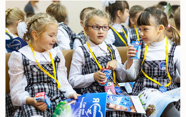 В школах Петербурга рассказывают о пользе молока