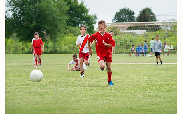 Игры физически футбол. Физкультура футбол. Футбол дети. Дети играют в футбол. Физра футбол.