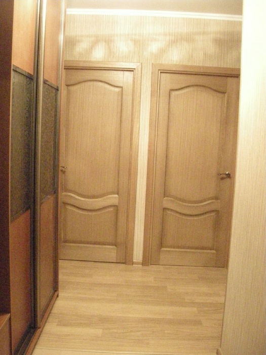 Дверь в спальню напротив входной двери