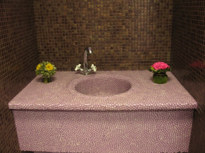 Раковина из мозаики в ванную