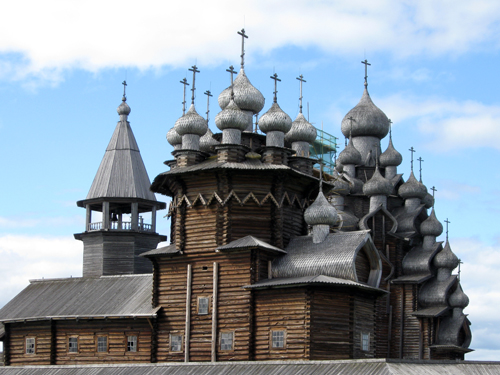 Деревянные церкви и избы, срубленные русскими плотниками, стали шедеврами мирового зодчества. Находится вся эта красота на острове Кижи в Карелии. Медвежоноk