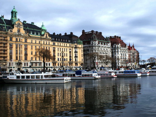 Стокгольм - столица Швеции. Если вы еще не побывали в Стокгольме, обязательно посетите этот красивейший город при малейшей возможности. Стокгольм  считается одной из самых красивых столиц Европы и это соответствует действительности. Построенный на островах, Стокгольм совмещает в себе красоту старинных улочек, мостов и набережных. Каждый открывает для себя свой Стокгольм, но точно никто не остаётся равнодушным к очарованию этого города  http://ru.wikipedia.org/wiki/%D0%A1%D1%82%D0%BE%D0%BA%D0%B3%D0%BE%D0%BB%D1%8C%D0%BC
 almartenson-1
