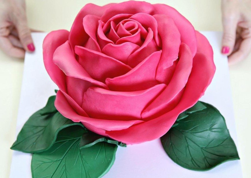 Торт в виде розы украсит праздничный стол