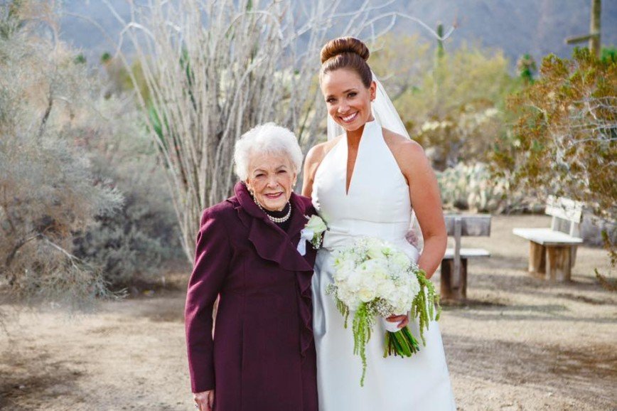 95-летняя бабушка стала "девочкой с цветами" на свадьбе внучки