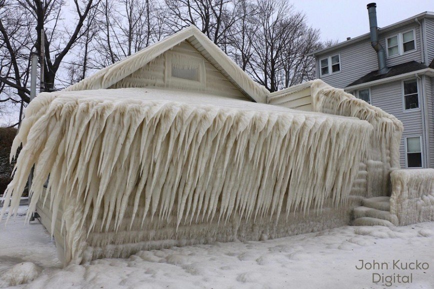 Ветер превратил дом в ледяную избушку