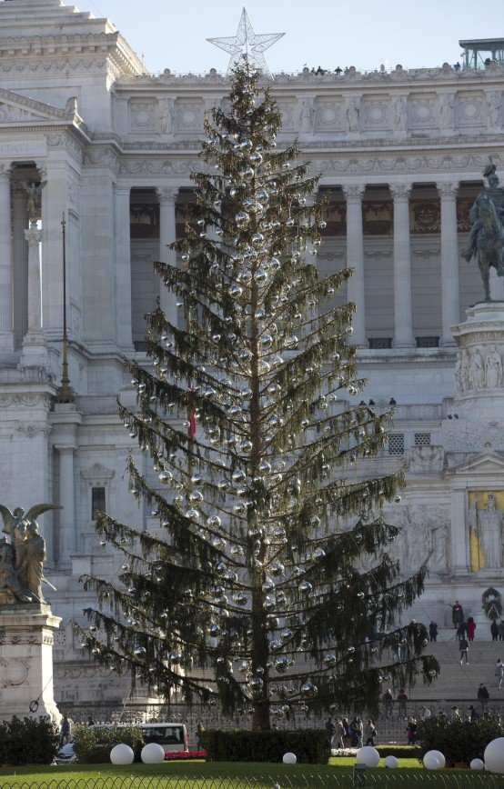 "Стыдно, господа": Филипп Киркоров составил топ-10 уродливых елок Европы