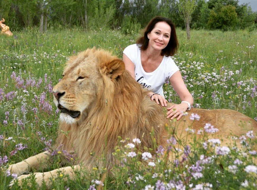 Ольга Кабо поддалась сомнительной моде на фото с дикими животными