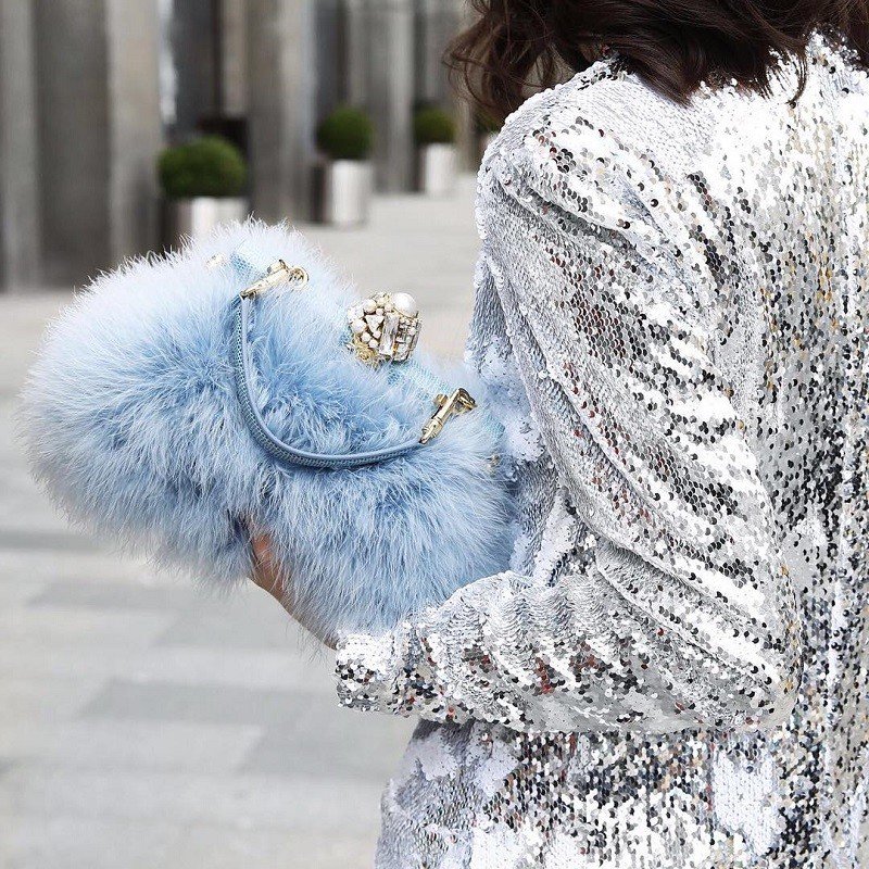 Берегите курятники: Dolce & Gabbana выпустили сумочку из птичьих перьев