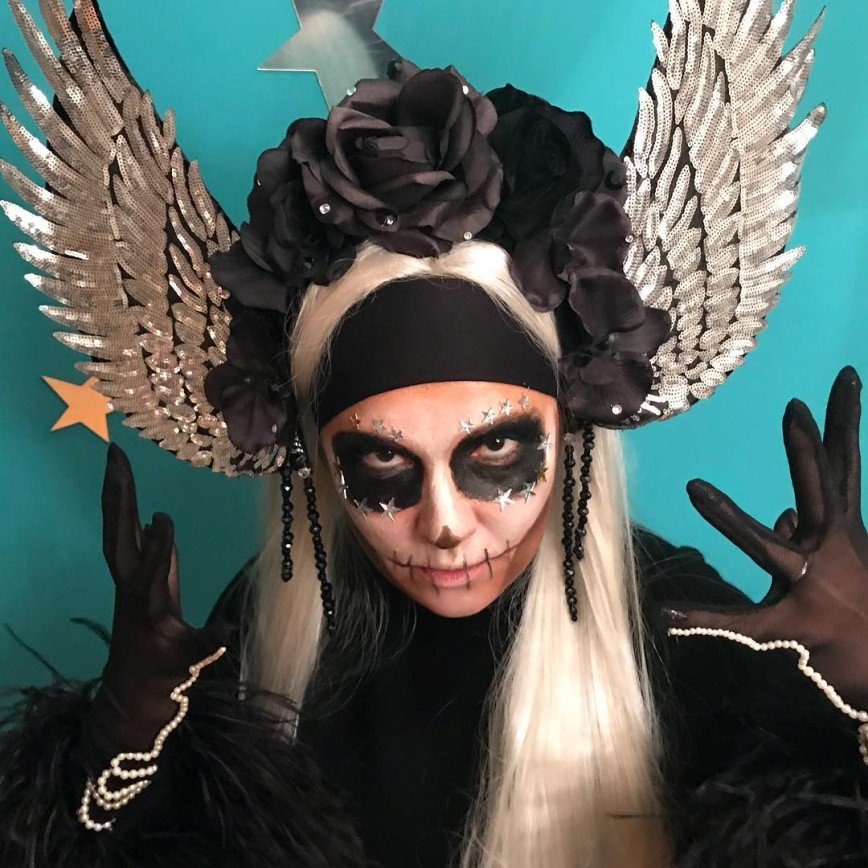 "К злодейству готова!": костюм Анны Нетребко на Хэллоуин стал яблоком раздора