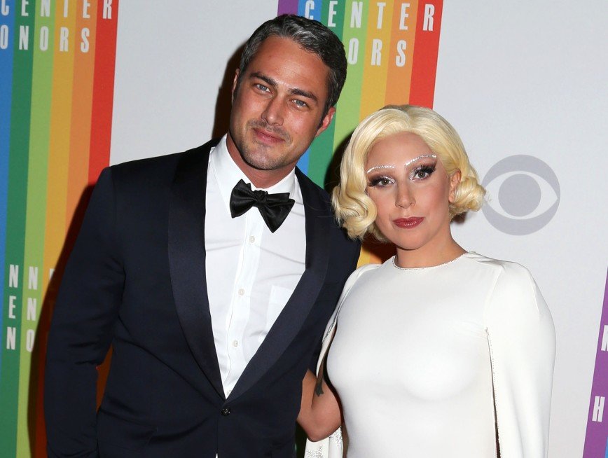 Эротическое селфи Леди Гага и ее жениха попало на обложку журнала