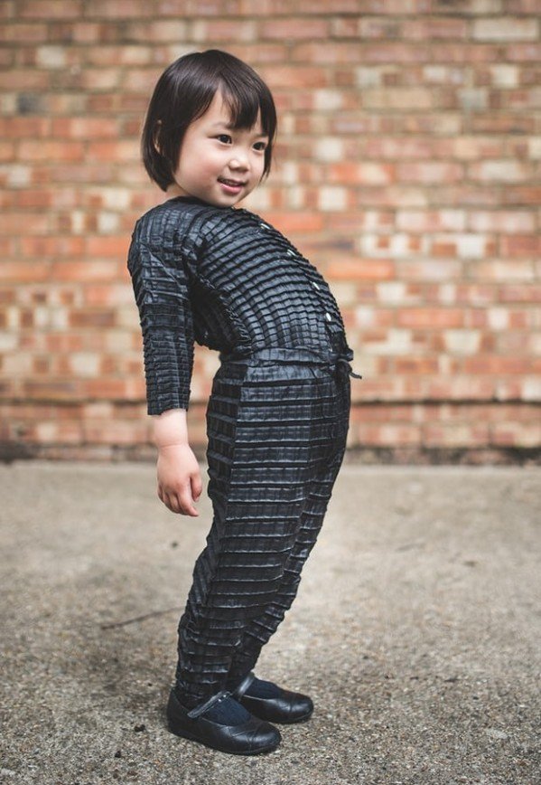 Британский дизайнер придумал одежду, растущую вместе с детьми
