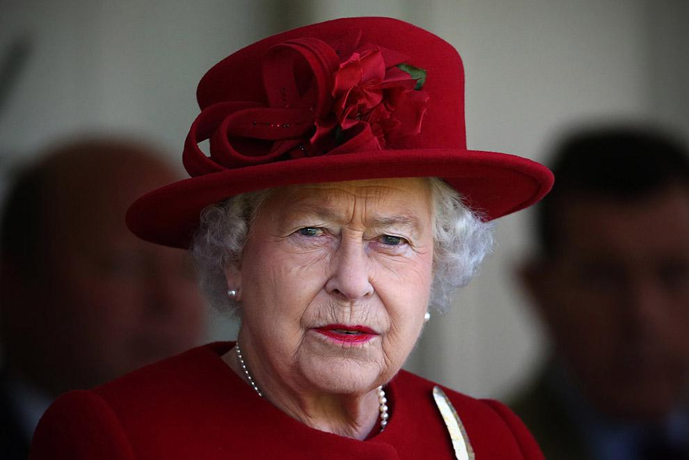 Елизавета II планирует оставить престол в следующем году