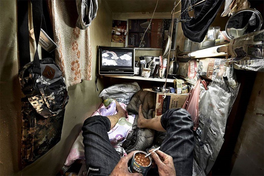 Жизнь в гробу: мини-квартиры Гонконга, в которых с трудом помещается человек