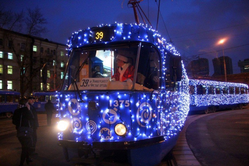 В Москве запустили новогодний трамвай