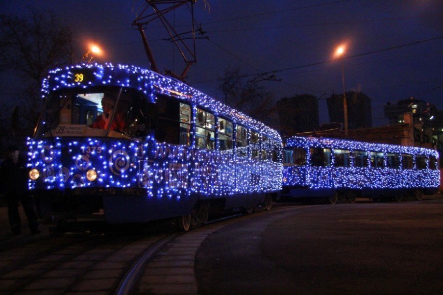 В Москве вновь появились новогодние трамваи