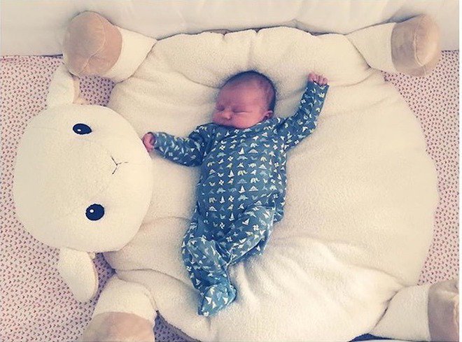 Оливия Уайлд поделилась фото новорожденной дочери
