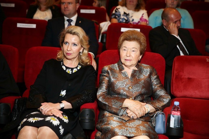 Светлана Медведева и Наина Ельцина посетили премьеру мультфильма о Петре и Февронии