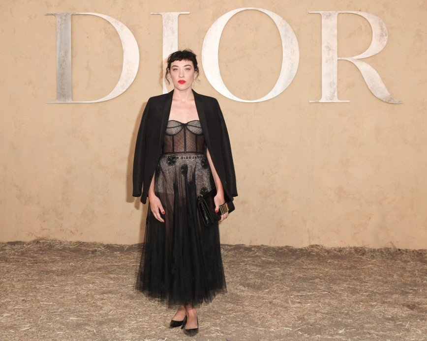 Подражая Белле Хадид, две актрисы выбрали панталоны от Dior