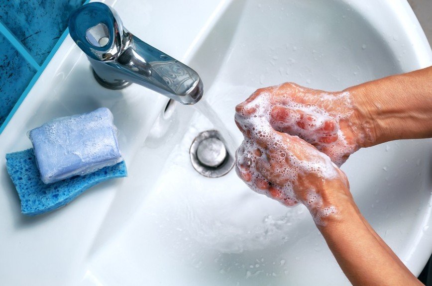 Мыть руки горячей водой вредно