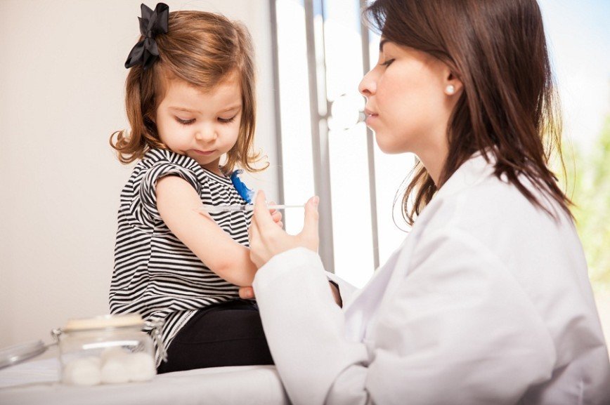 Педиатры предлагают родителям лечить непривитых детей за свой счет