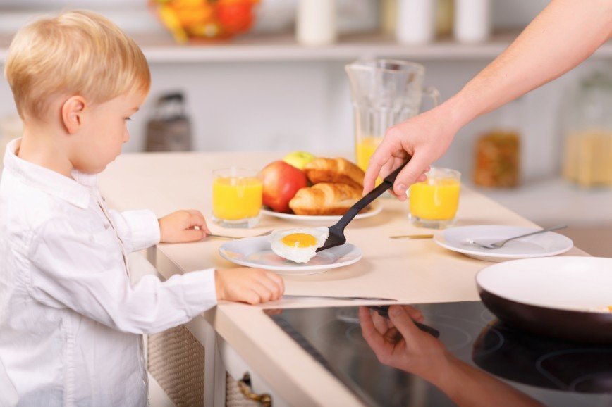 Завтрак с высоким содержанием белка полезнее для ребенка