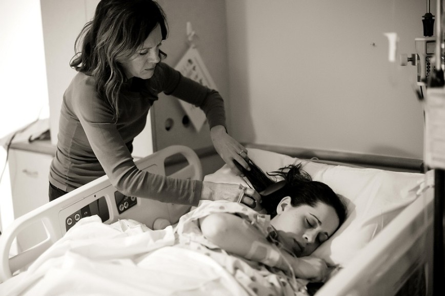 Как матери помогают своим дочерям во время родов