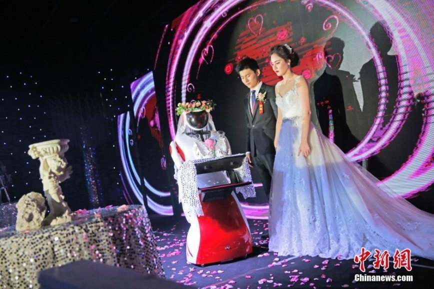 Робот провел первую свадебную церемонию в Китае