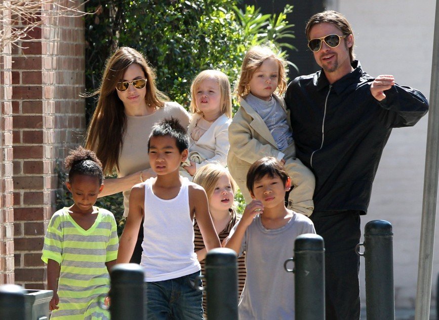 Анджелина Джоли втайне от мужа усыновила ребенка