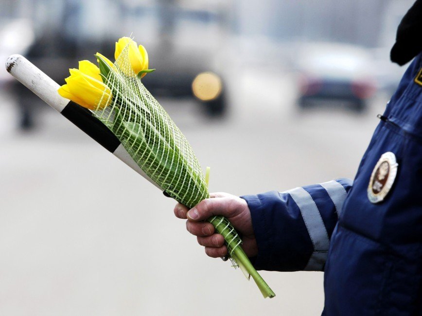 Московские инспекторы ДПС подарят цветы женщинам за рулем