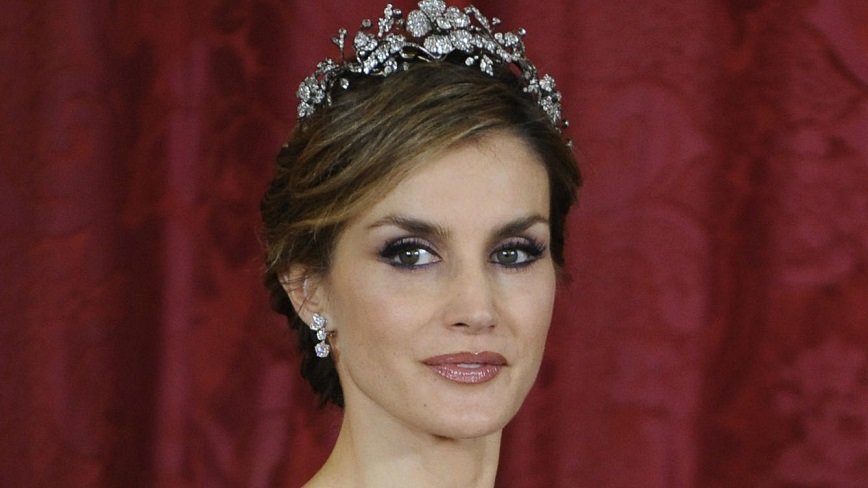 Королеву Испании раскритиковали за мини-платье и темные колготки