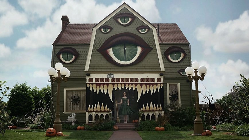 Художница преобразила дом своих родителей к Хэллоуину