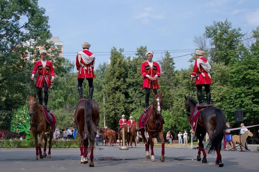 Кремлевская школа верховой езды выступит в парках