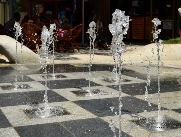 фонтанчики на центральной пешеходной улице Бургаса Kelly