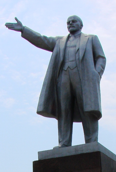 Памятник В.И. Ленину на главной площади у дома офицеров г.Знаменск (Капустин Яр)  Muha_1978