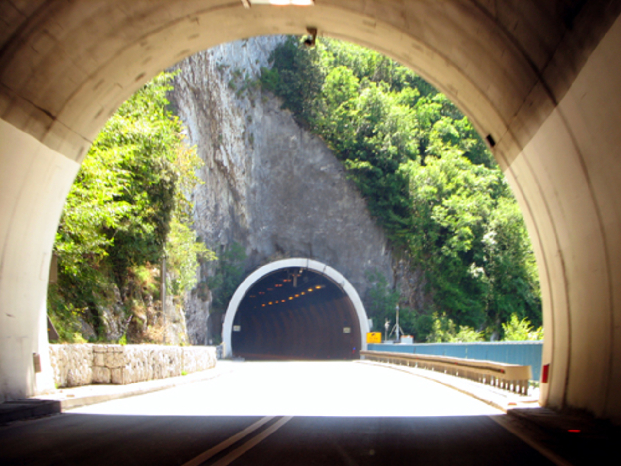 Туннель Учка в Хорватии. В 1981 году под Учкой, прикрывающей город Опатию от ветров, проложили пятикилометровый туннель. 

Он выстроен прямо в горе 1396 м высотой.  Есть уникальный природный парк Учка, весьма известное  туристическое место. 

Туннель не менее уникален, он высечен в скале в 5 километров 62 метра длиной и является самым длинным из подобных в Хорватии. 

Стоимость проезда по нему составляет 28 кун. По туннелю можно попасть в крунейший город - порт Риеку. http://www.diary.ru/~Zainka-

Gwena/p55533982.htm
 Phenix