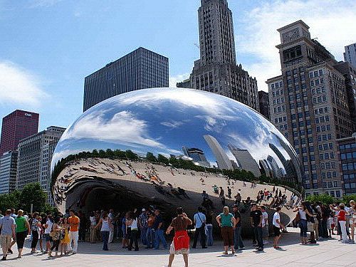 Шар в центре города. Боб Миллениум парк. Чикаго зеркальный шар. Фасолина в Чикаго. Зеркальный Боб в Чикаго.